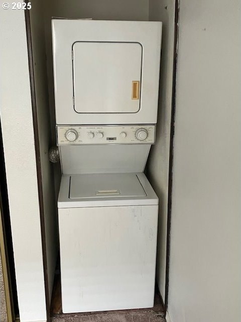 3404 19th Ave Unit 103, Forest Grove, OR 97116 - laundry area featuring stacked washer and clothes dryer
