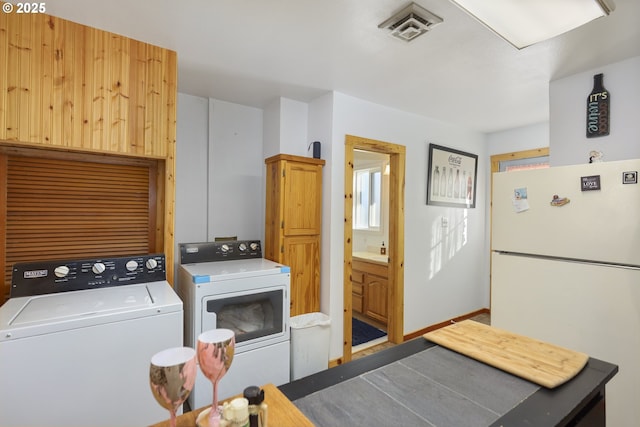 laundry area featuring sink and independent washer and dryer