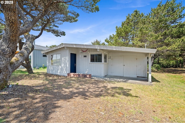 8890 Ocean Crest Ln, Manzanita, OR 97130 - view of front of house featuring a front lawn