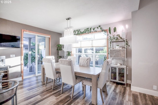 195 Daniel Dr, Eugene, OR 97404 - dining area featuring wood finished floors, beverage cooler, and a chandelier