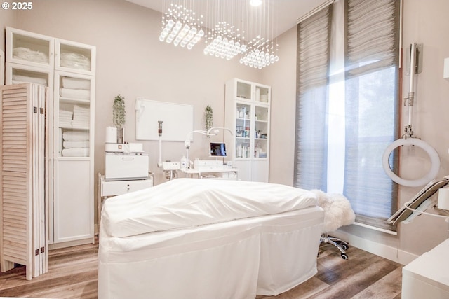 195 Daniel Dr, Eugene, OR 97404 - bedroom featuring light wood-type flooring, a chandelier, and a towering ceiling