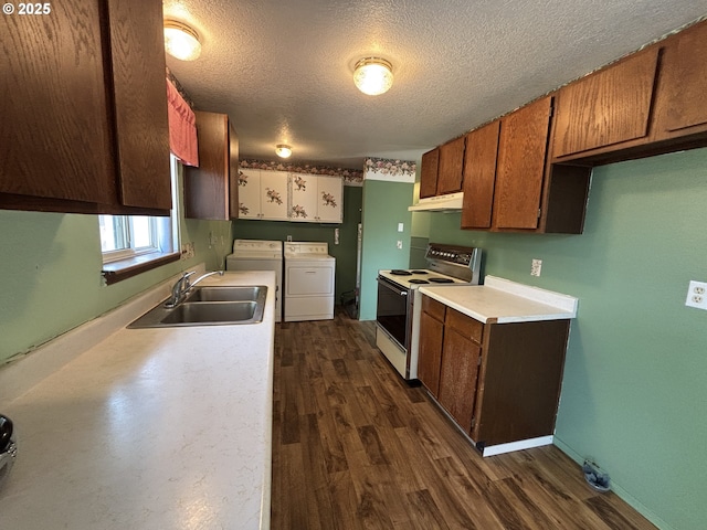 2312 N Pine St, La Grande, OR 97850 - kitchen featuring electric stove, washing machine and clothes dryer, under cabinet range hood, a textured ceiling, and light countertops