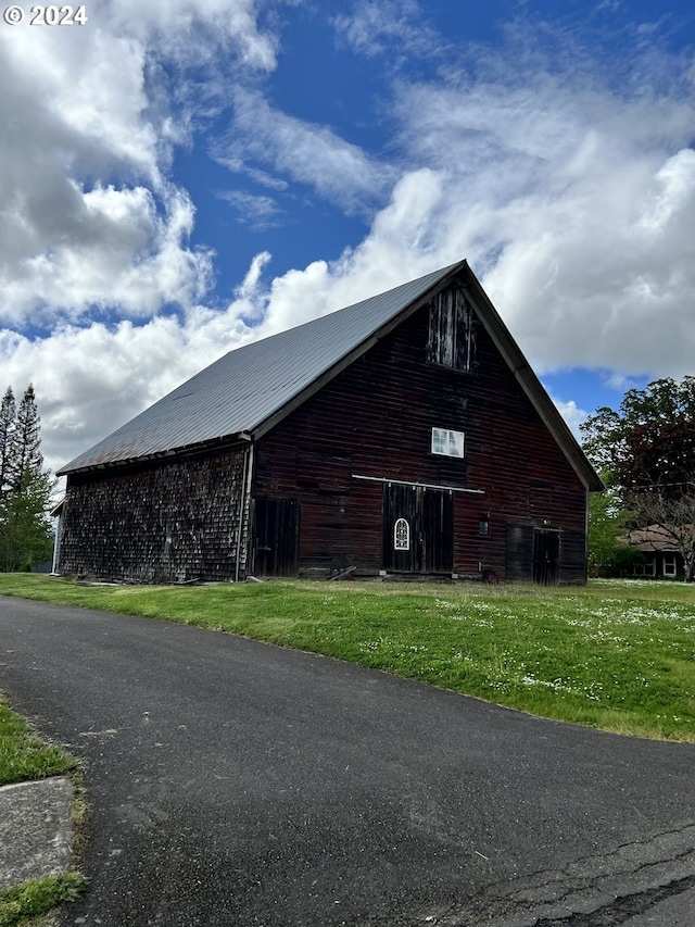 view of barn featuring a yard