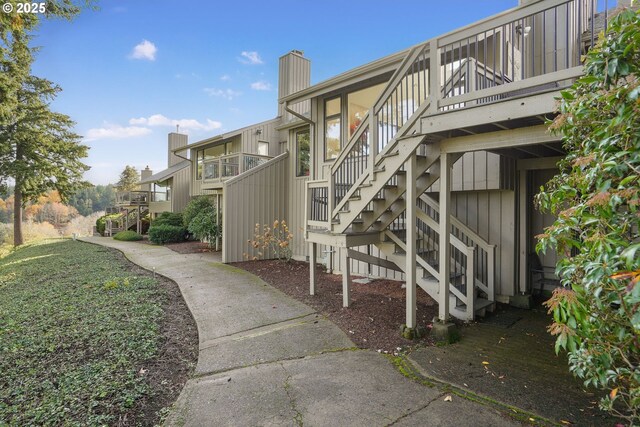 view of home's community featuring a yard