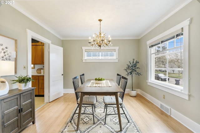 dining area featuring visible vents, plenty of natural light, light wood-type flooring, and baseboards