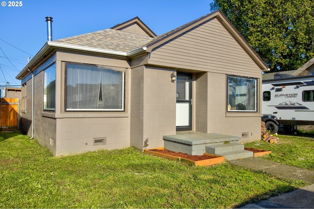 view of front of house featuring a front lawn