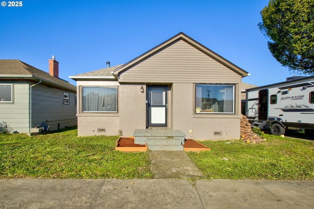 bungalow-style house featuring a front lawn