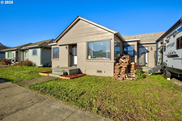 view of front facade with a front yard