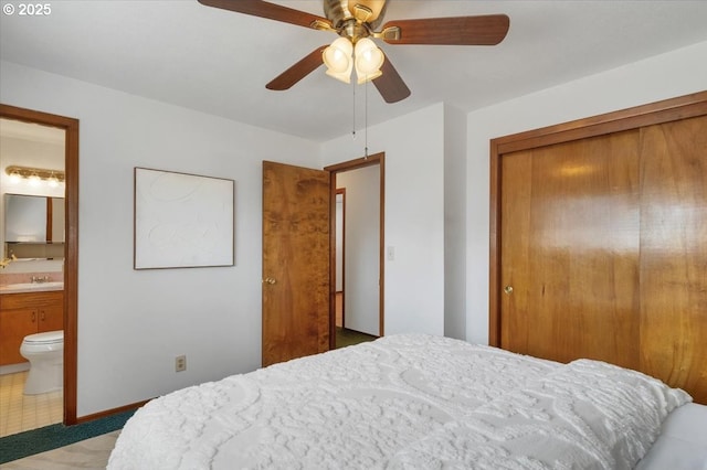 861 Dietz Ave NE, Keizer, OR 97303 - bedroom featuring a closet, ensuite bathroom, ceiling fan, and carpet floors