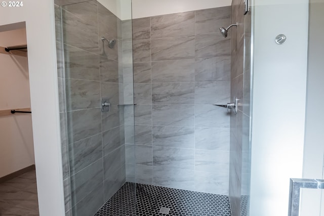 bathroom featuring a tile shower