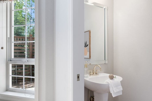 2452 NW Pettygrove St, Portland, OR 97210 - view of bathroom