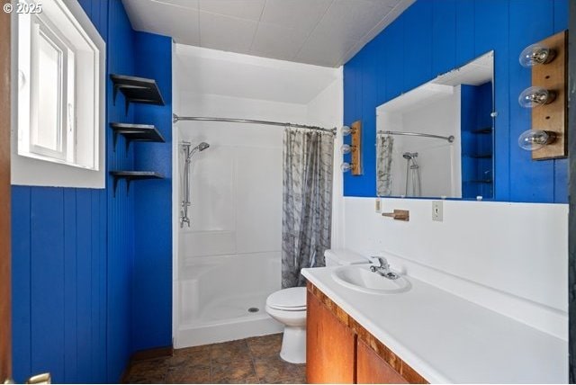 full bathroom featuring toilet, a shower with curtain, and vanity