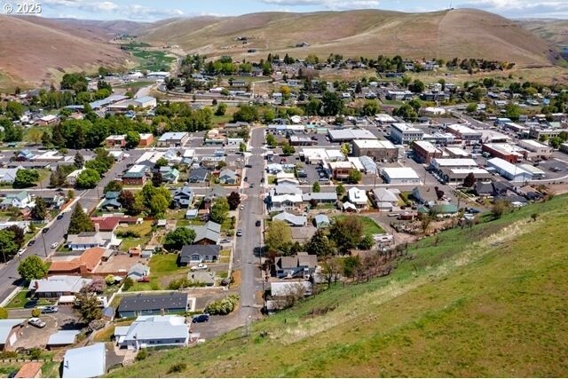 view of property location featuring a mountain backdrop and nearby suburban area