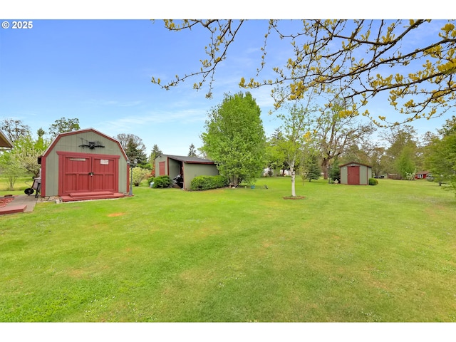 view of yard featuring an outdoor structure and a shed