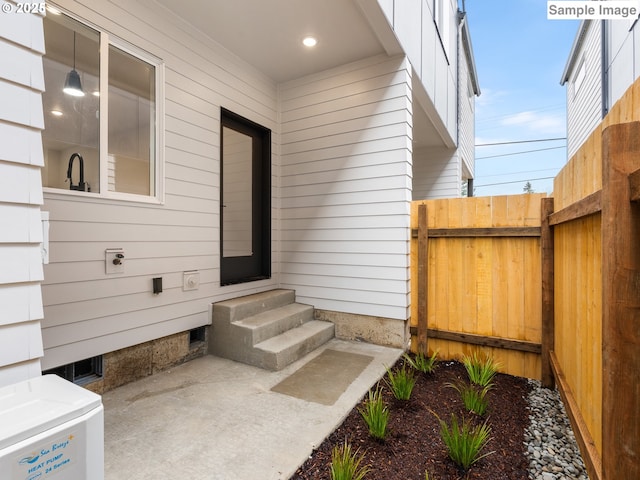 7195 SE Crystal Springs Blvd Unit 7, Portland, OR 97206 - view of exterior entry with a patio area