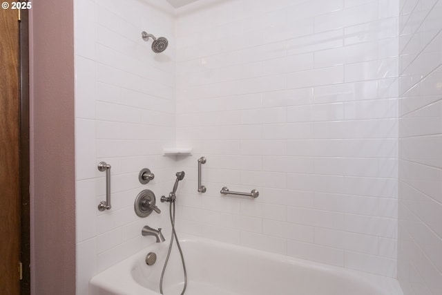 bathroom with tiled shower / bath