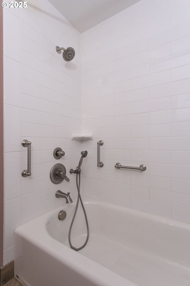 bathroom featuring tiled shower / bath