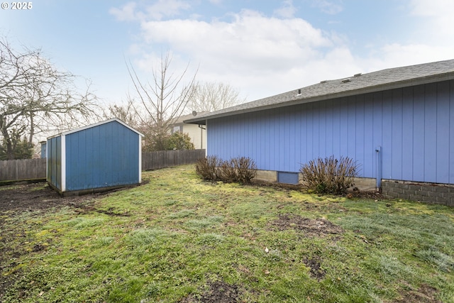 view of yard featuring a storage unit