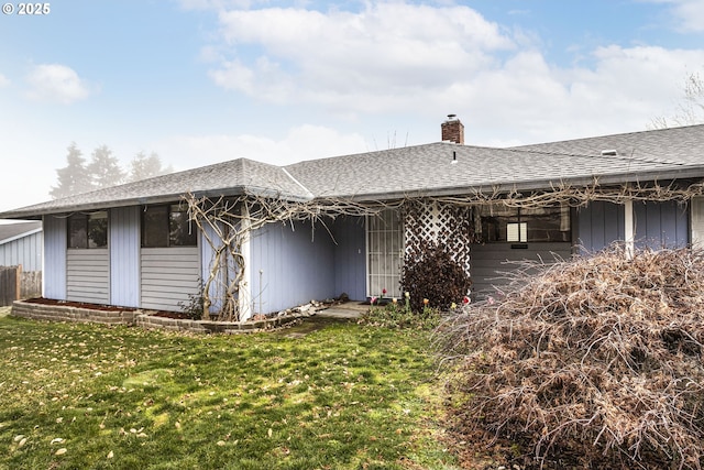 back of house featuring a yard