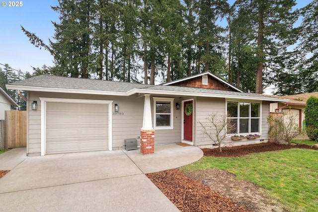 view of front of property with fence, a front yard, roof with shingles, a garage, and driveway