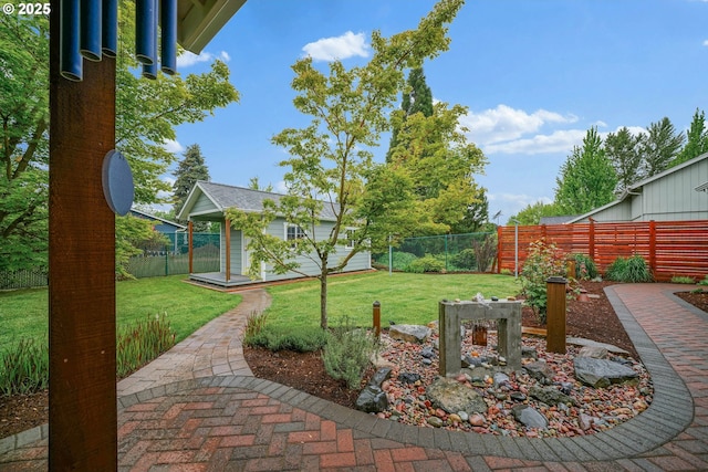 view of yard with an outdoor structure