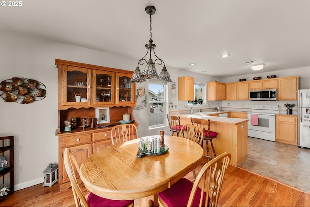 dining area featuring visible vents, recessed lighting, light wood-style flooring, and baseboards