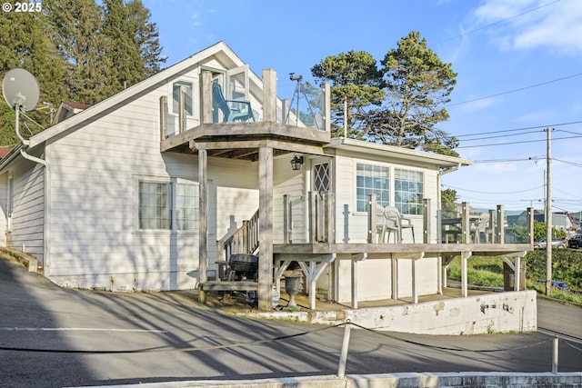 view of front of home with a balcony