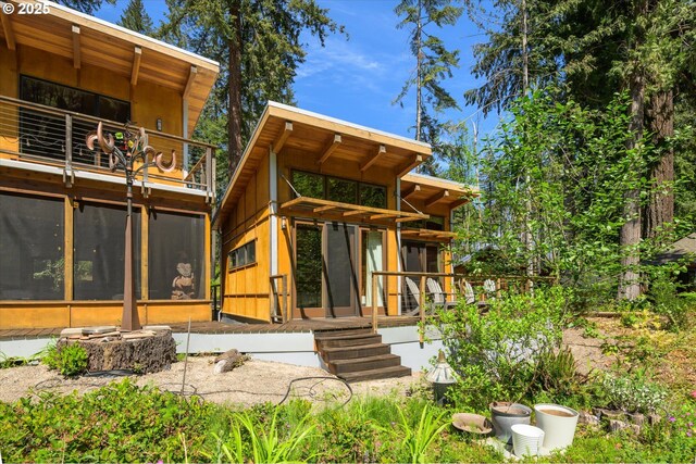 49348 Mckenzie Hwy, Vida, OR 97488 - rear view of house with a balcony and a sunroom
