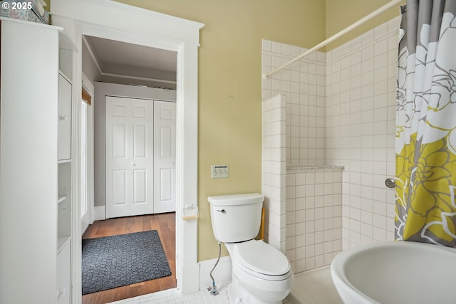 1006 4th Ave, Mosier, OR 97040 - bathroom featuring tiled shower, toilet, and baseboards