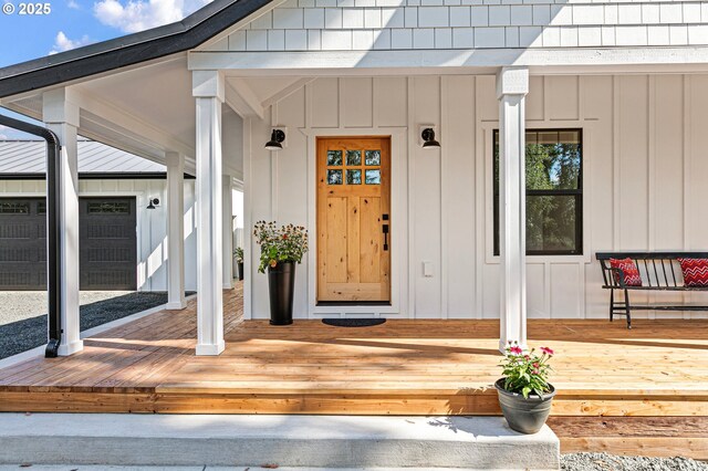 doorway to property with covered porch