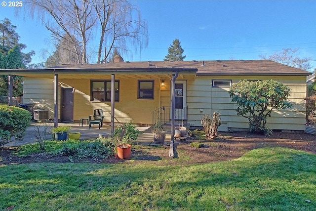 view of front facade featuring a front yard, a patio, and cooling unit