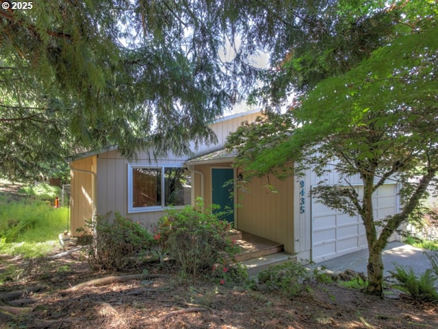 9435 SW 53rd Ave, Portland, OR 97219 - view of front facade with a garage and driveway
