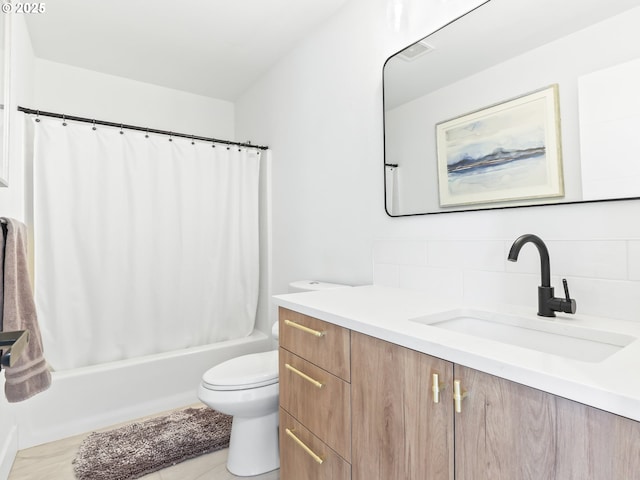 full bath with toilet, shower / bathtub combination with curtain, vanity, and decorative backsplash