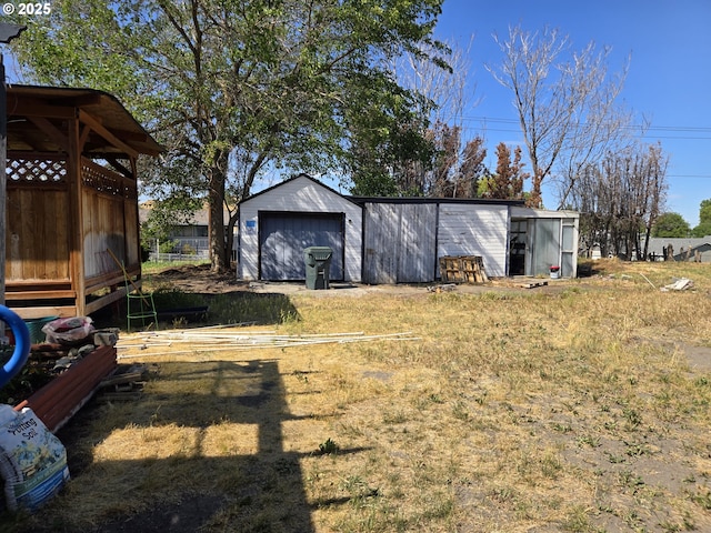 160 NW Logan Dr, Hermiston, OR 97838 - view of yard with a garage and an outdoor structure