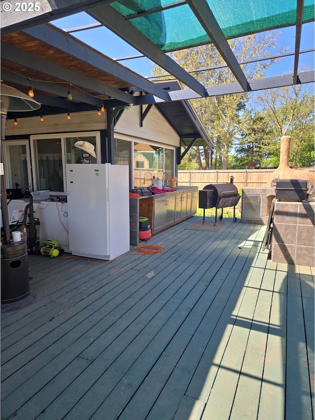 160 NW Logan Dr, Hermiston, OR 97838 - deck with a pergola and area for grilling