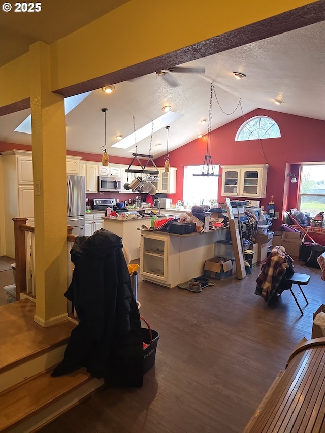 160 NW Logan Dr, Hermiston, OR 97838 - living room with dark wood-style floors, vaulted ceiling, and a textured ceiling