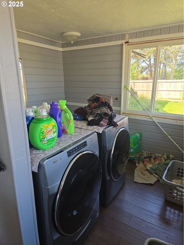 160 NW Logan Dr, Hermiston, OR 97838 - laundry area with separate washer and dryer, hardwood / wood-style flooring, and a textured ceiling