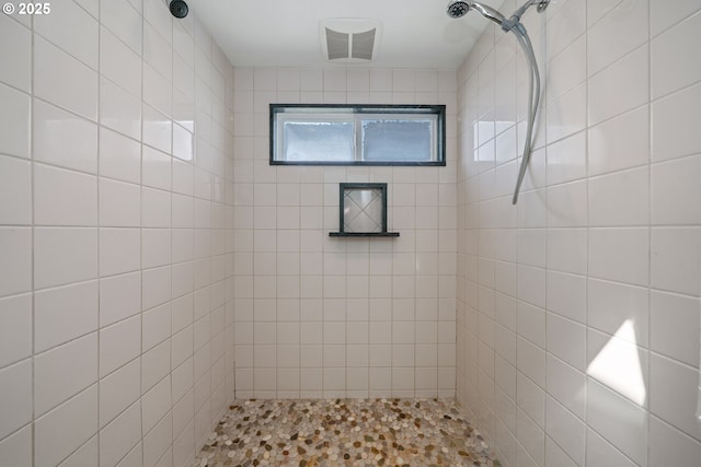 bathroom featuring tiled shower