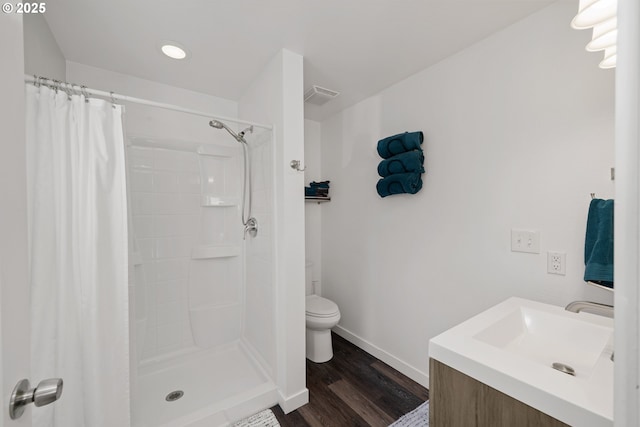 full bath with toilet, baseboards, curtained shower, wood finished floors, and visible vents