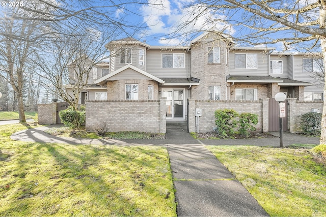 view of front of property with a front yard