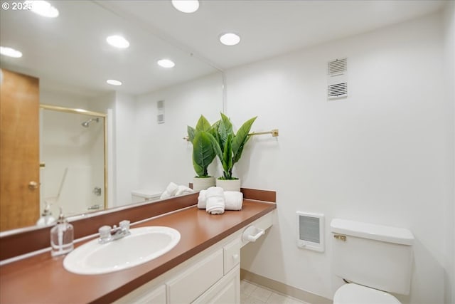 full bath featuring visible vents, toilet, recessed lighting, a shower with shower door, and vanity