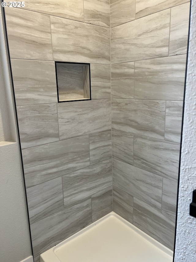 1028 Forest Heights St, Sutherlin, OR 97479 - full bathroom with a tile shower