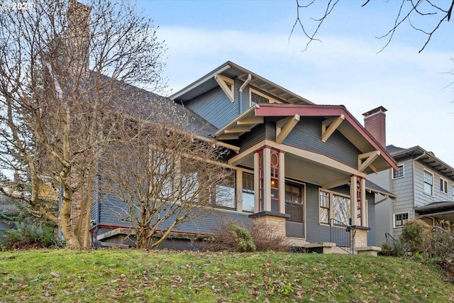 craftsman-style house featuring a front yard and covered porch