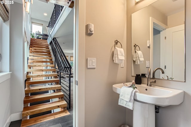 7952 SE 6th Ave, Portland, OR 97202 - bathroom featuring baseboards