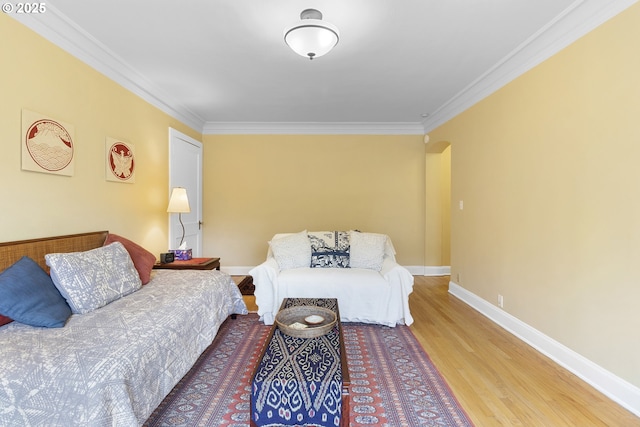 living area featuring crown molding, baseboards, arched walkways, and wood finished floors