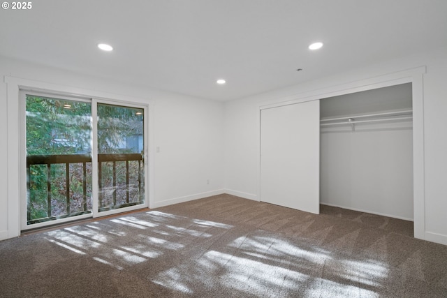 unfurnished bedroom featuring carpet flooring, a closet, baseboards, and recessed lighting