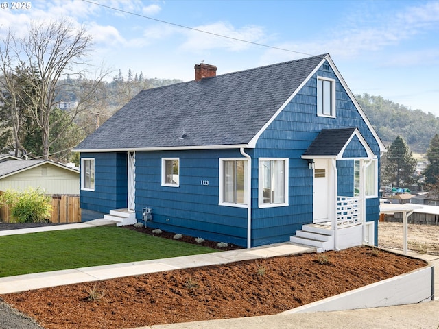 view of front of property featuring a front yard