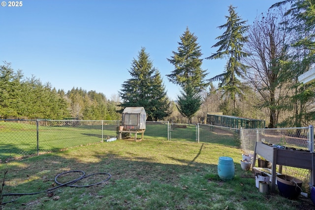 view of yard featuring a storage unit