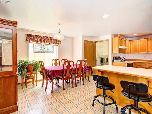 1313 NE 17th Ave, Battle Ground, WA 98604 - dining room with washing machine and dryer and recessed lighting