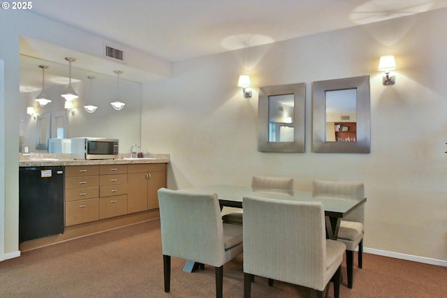 1500 SW Park Ave, Portland, OR 97201 - dining area with visible vents, carpet flooring, and baseboards